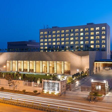 Balaji Sarovar Premiere Solapur Exteriör bild