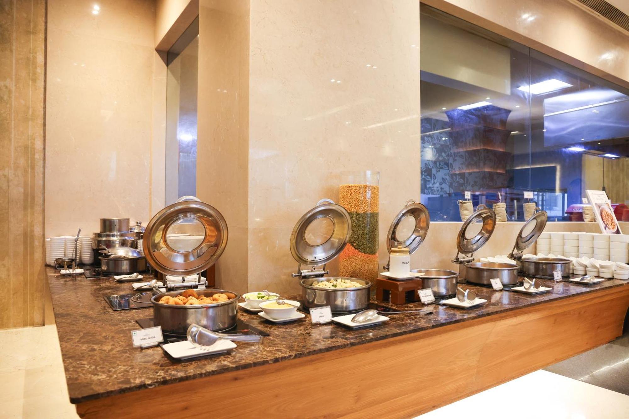 Balaji Sarovar Premiere Solapur Exteriör bild