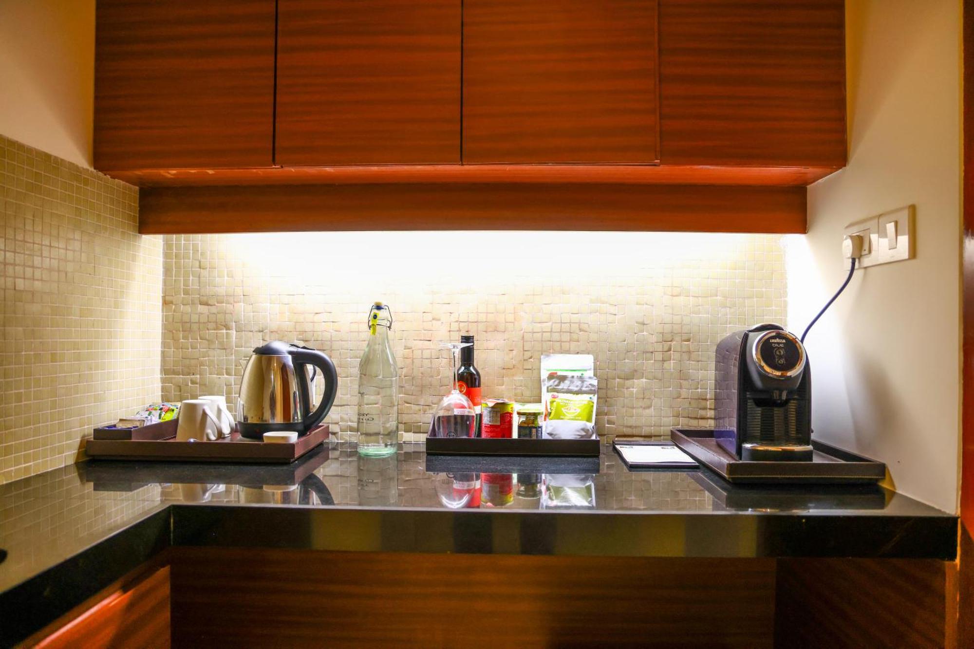 Balaji Sarovar Premiere Solapur Exteriör bild