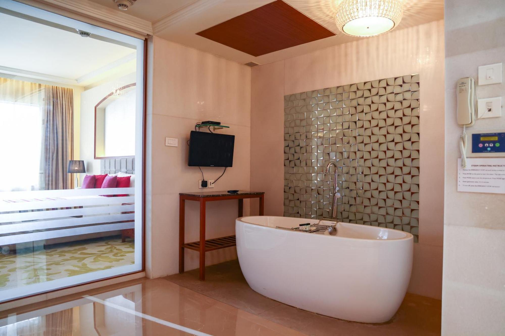 Balaji Sarovar Premiere Solapur Exteriör bild