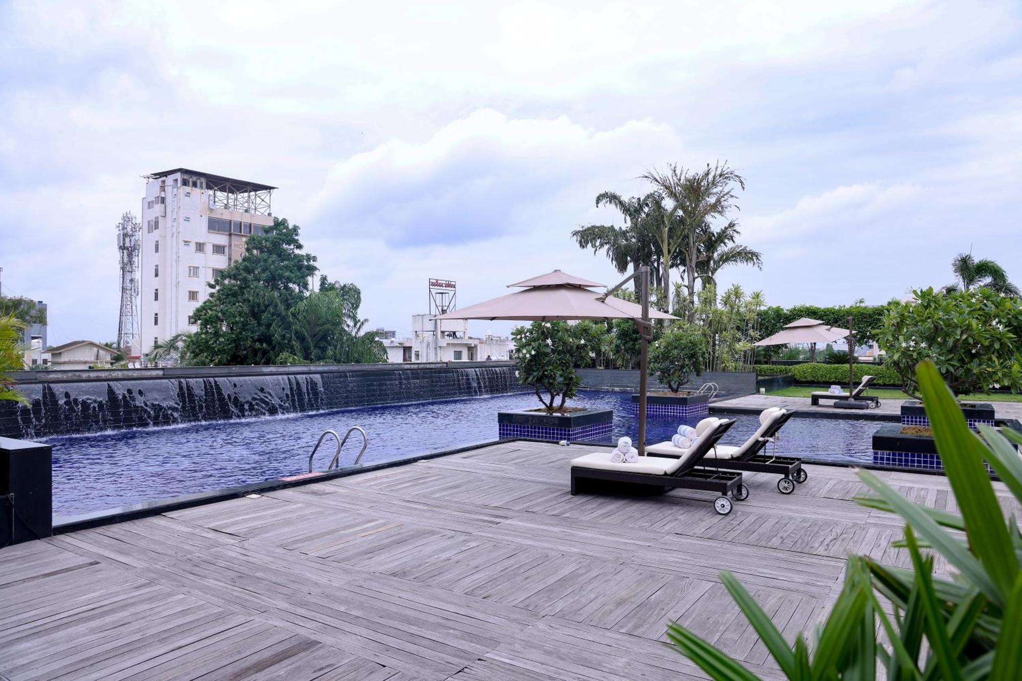 Balaji Sarovar Premiere Solapur Exteriör bild