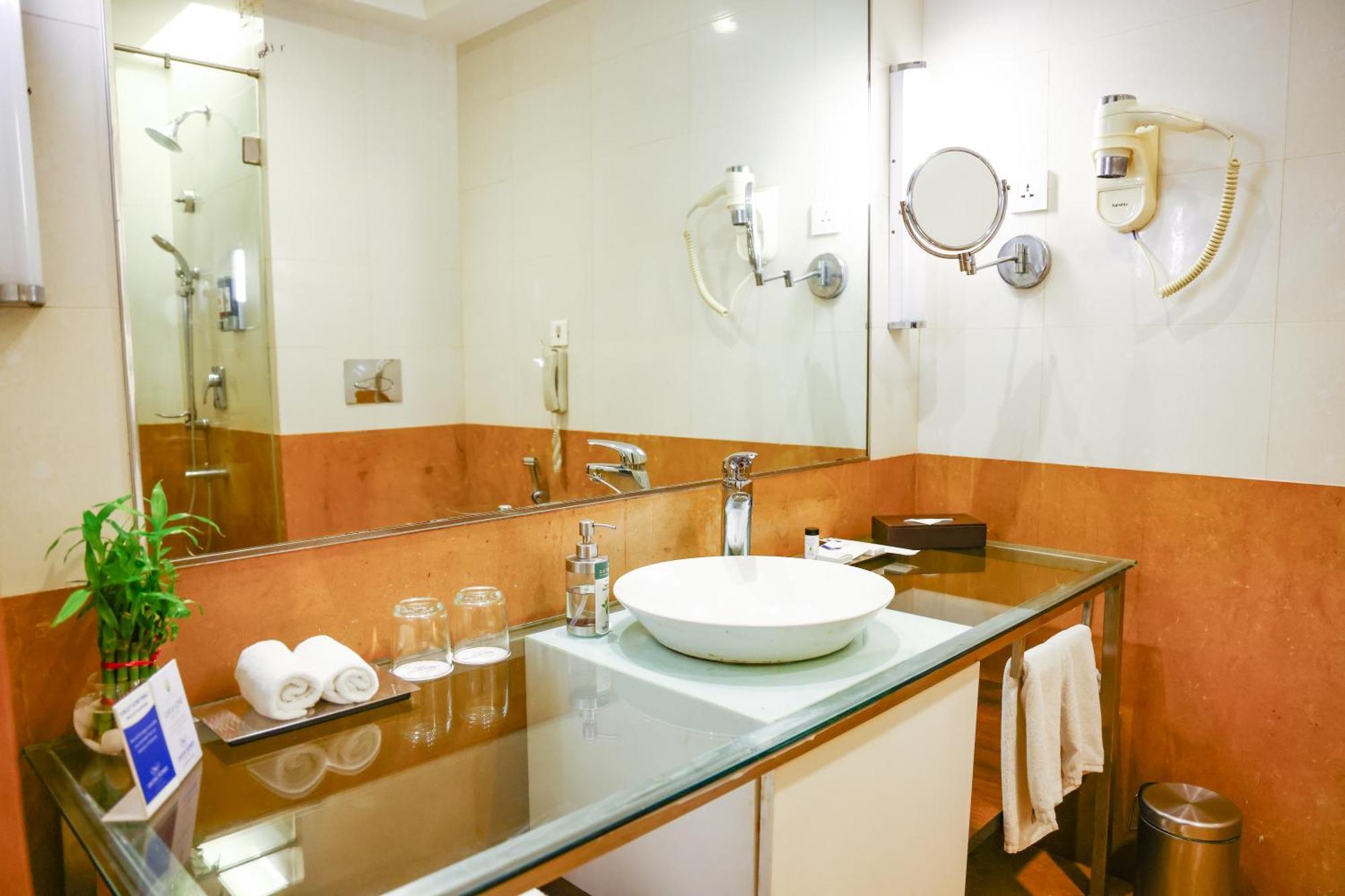 Balaji Sarovar Premiere Solapur Exteriör bild
