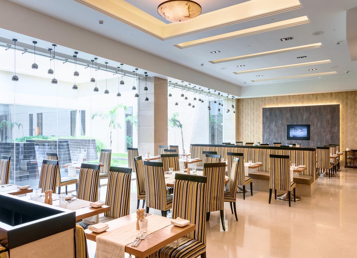 Balaji Sarovar Premiere Solapur Exteriör bild